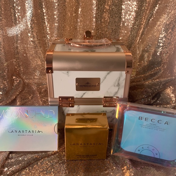 Holiday Makeup Giftset Brand New in Box!